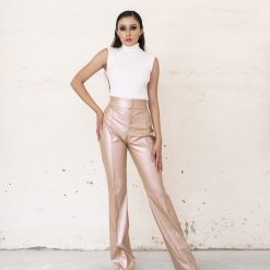 PANTALÓN EFECTO PIEL CON COSTURAS DELANTERAS