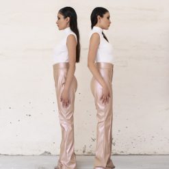 PANTALÓN EFECTO PIEL CON COSTURAS DELANTERAS